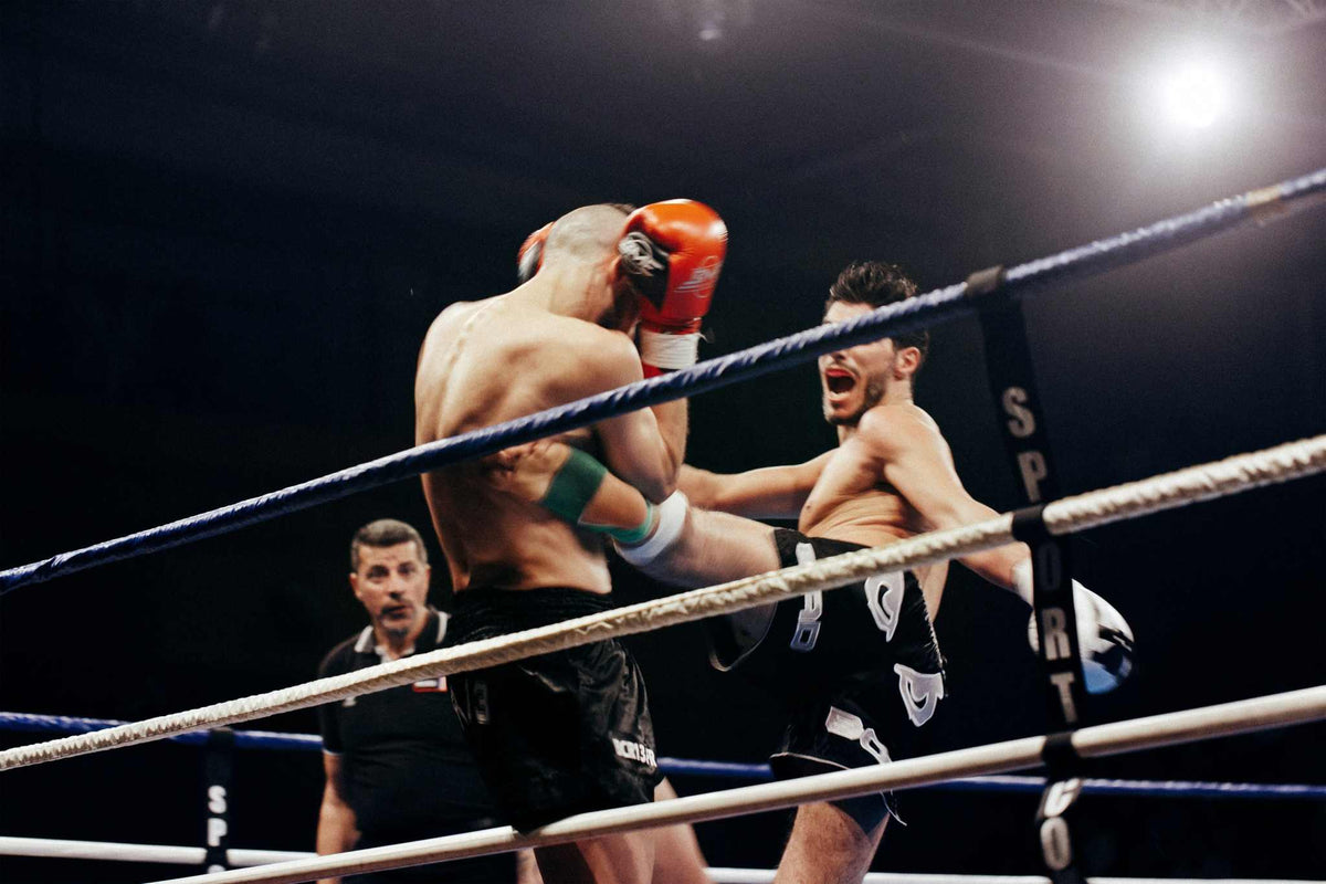 Équipements essentiels de boxe anglaise pour débutants comprenant gants, protège-dents et casque