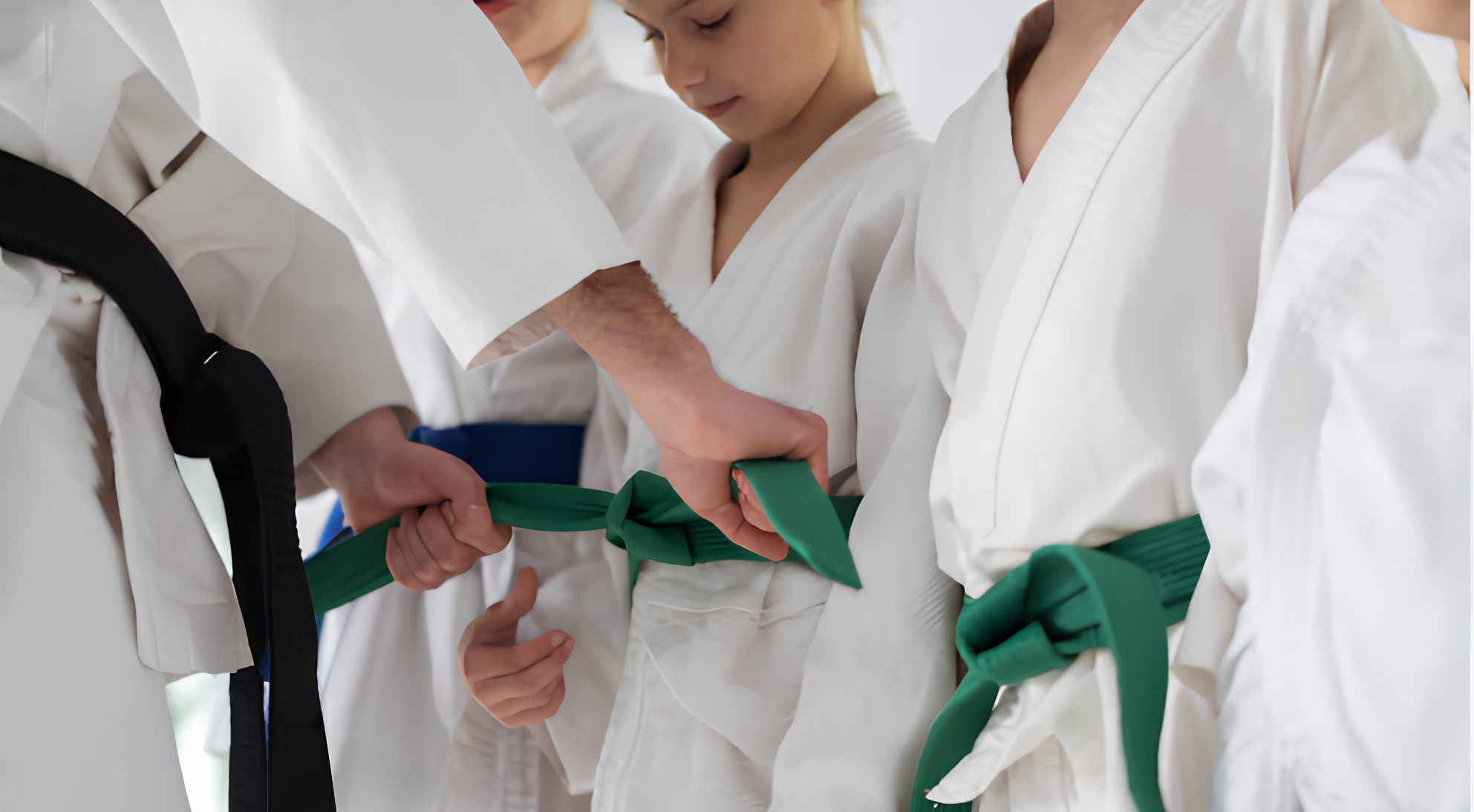 Kimono de judo enfant adapté pour débuter avec équipement complet