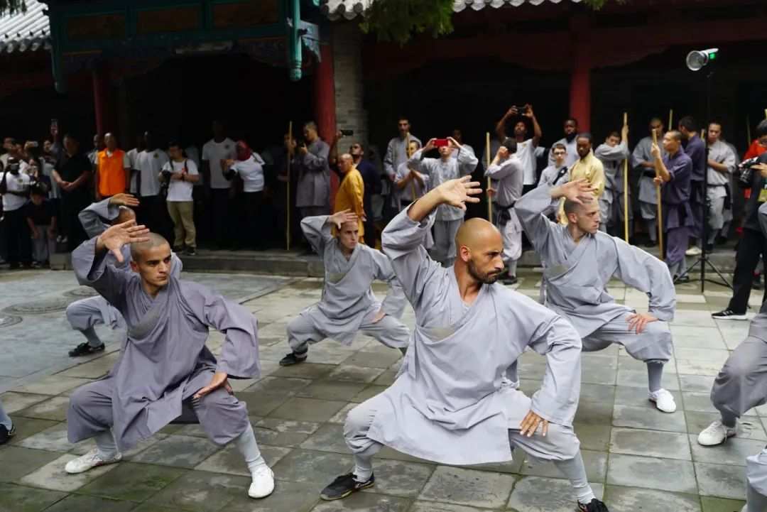 Illustration representant L'Histoire du Kung Fu avec silhouette d'artiste martial en action