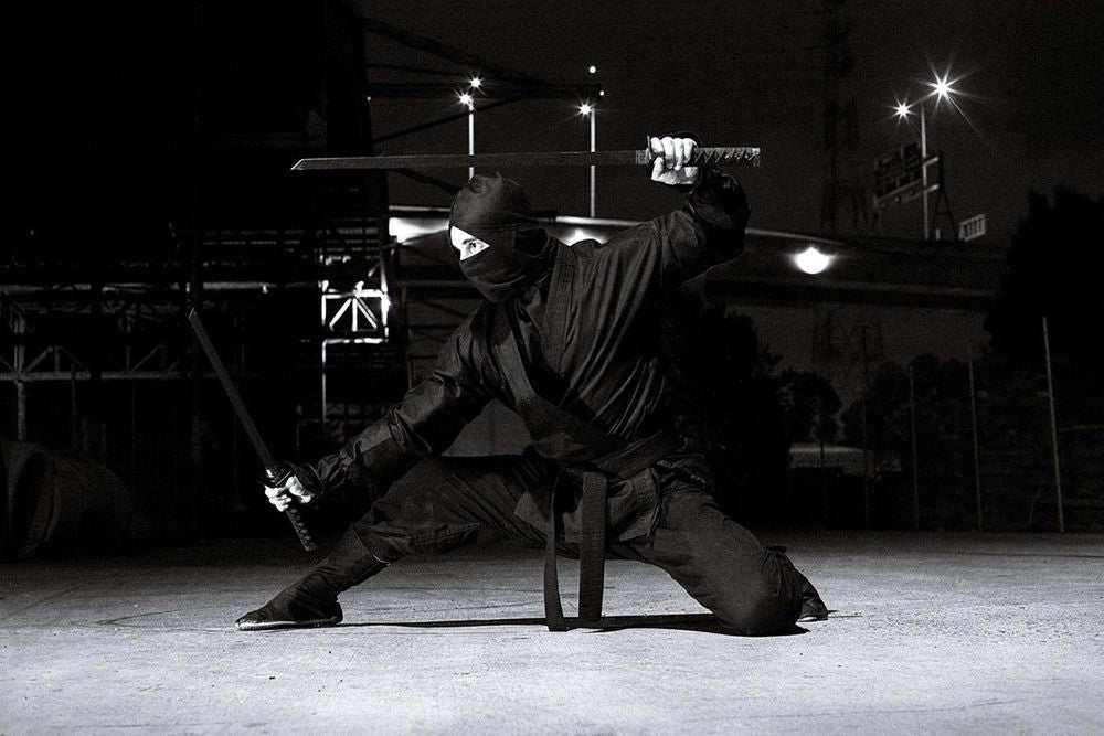 L'Histoire du Ninjutsu avec silhouette de ninja en action