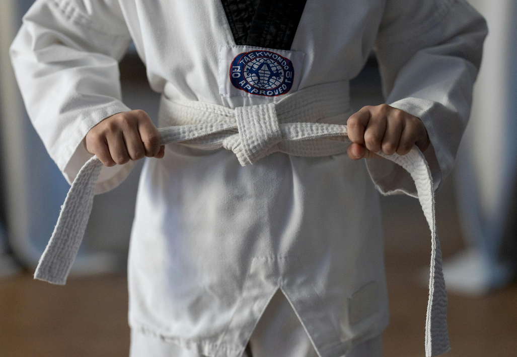 Image d'un dobok de taekwondo avec sa ceinture
