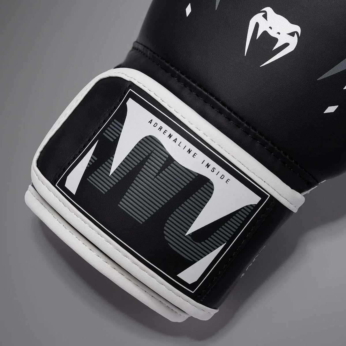 Gants de boxe Venum Adrenaline noir argent gris haute protection et confort pour sports de combat