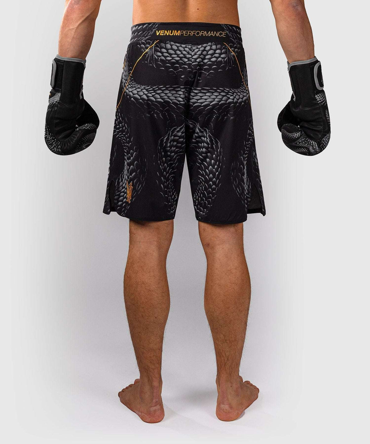 Fightshort Venum Matupa noir gris or pour MMA et grappling, fabrication résistante, liberté de mouvement optimale.