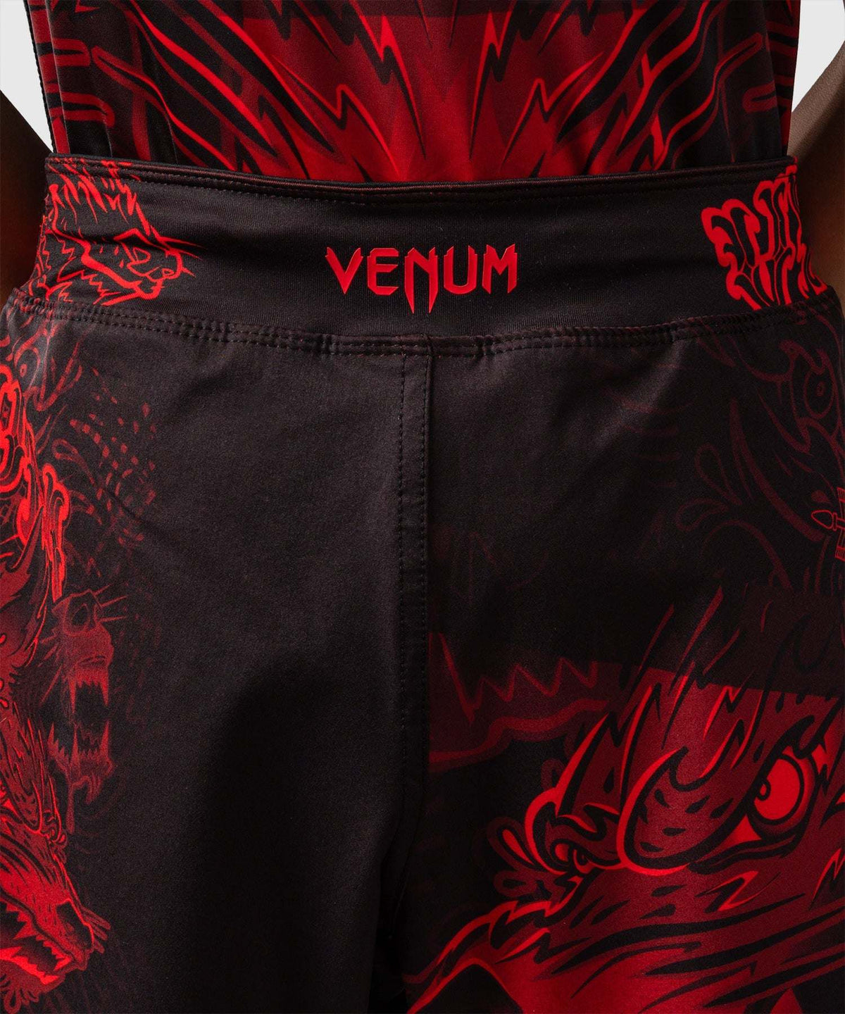 Fightshort enfant Venum Wolf Atak noir et rouge, léger et résistant pour sports de combat enfants