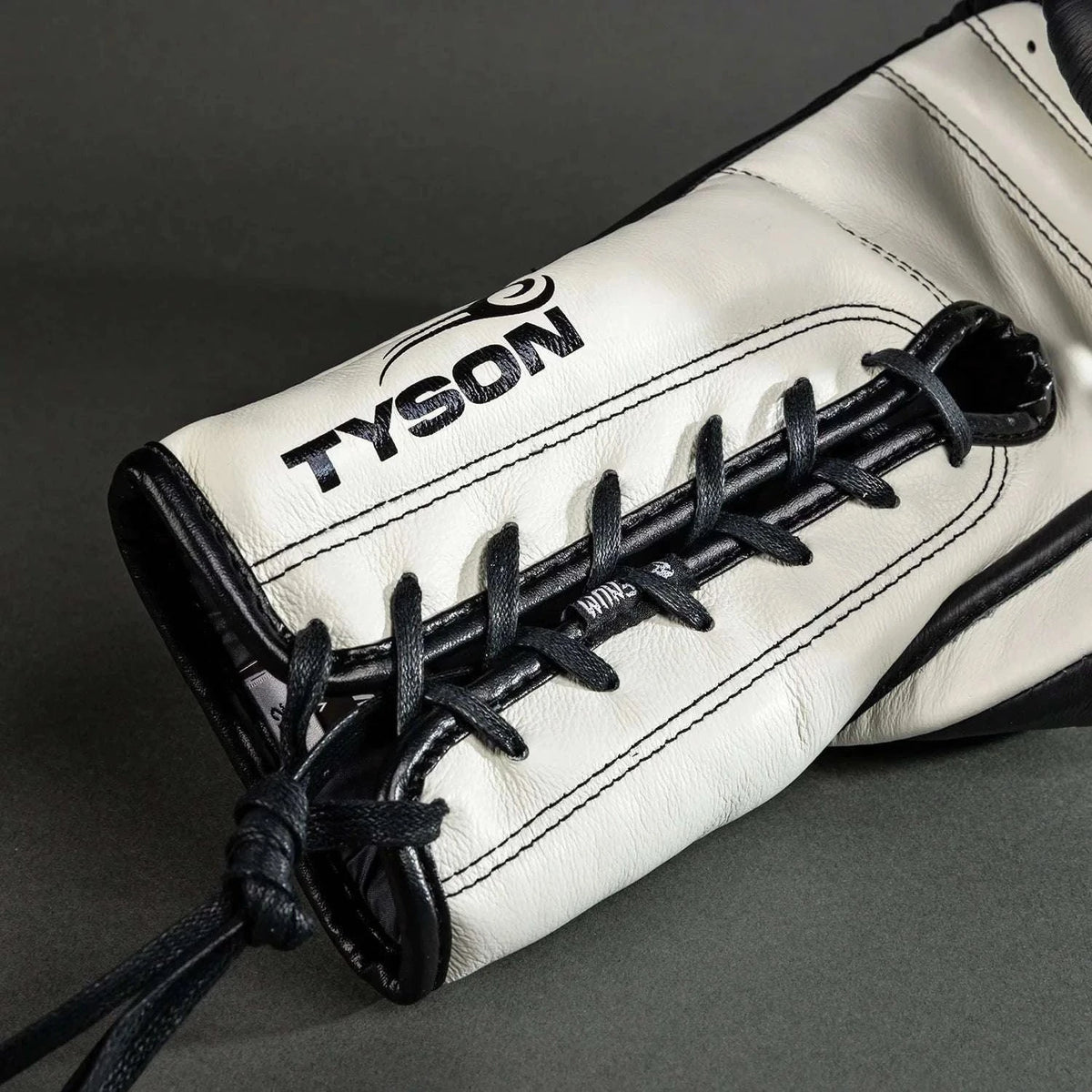 Gants de boxe pro Venum Giant 2.0 Mike Tyson noirs et blancs en cuir Nappa argentin avec lacets