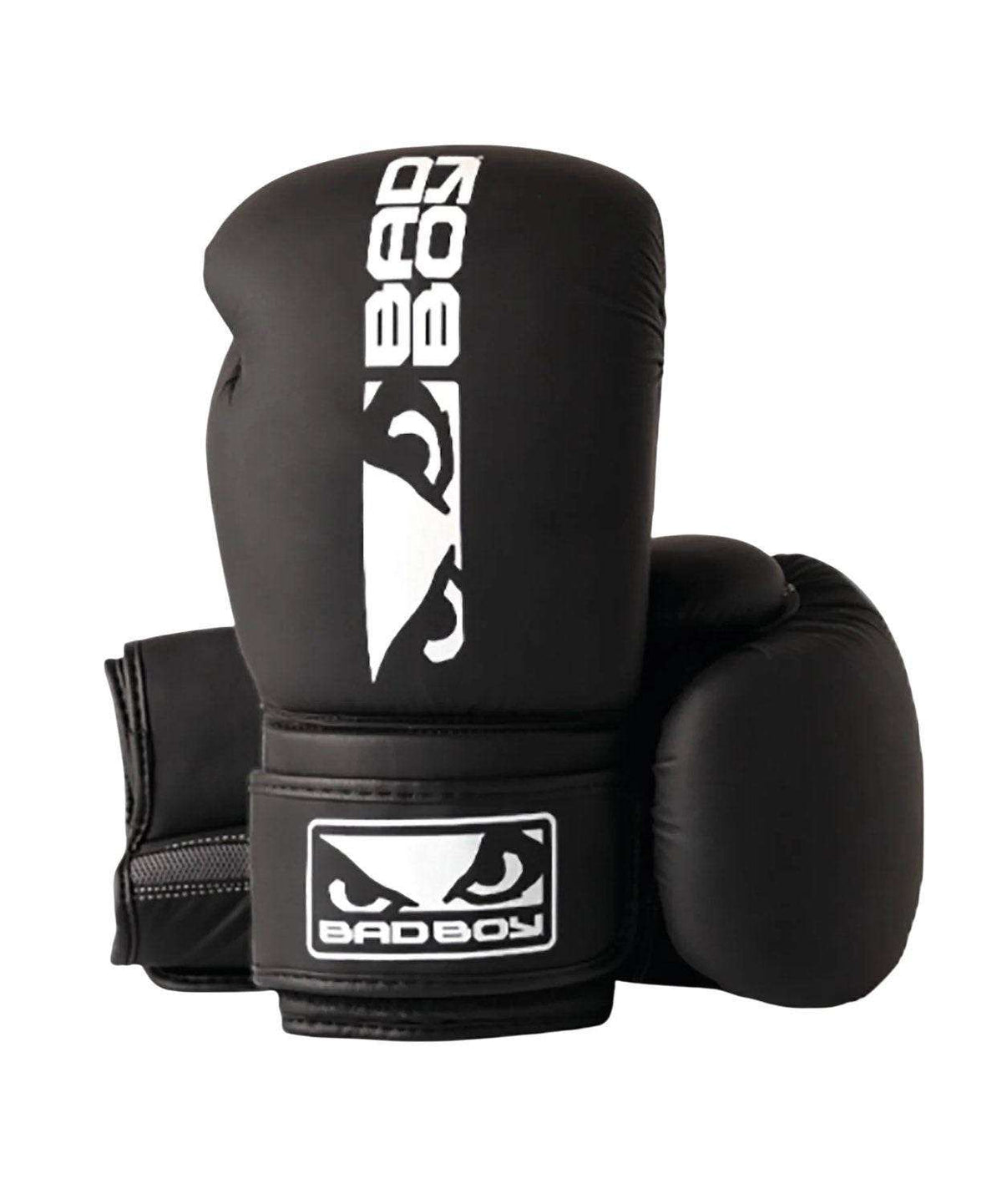 Gants de boxe Bad Boy Apollo noir et blanc pour entraînement et sparring avec mousse absorbante et maintien poignet sécurisé