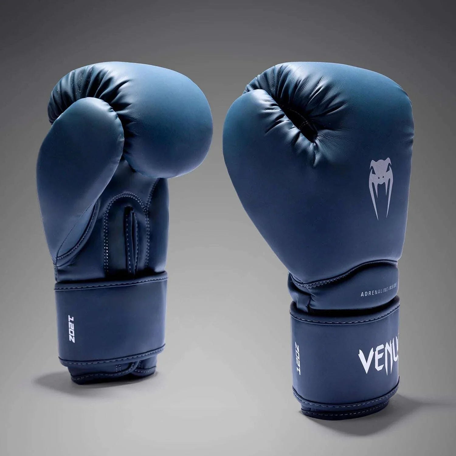 Gants de boxe VENUM Contender 1.5 bleu nuit et argent, protection et confort pour débutants en boxe, kickboxing et Muay Thaï.