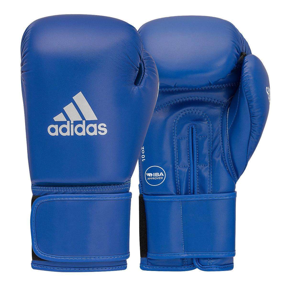 Gants de boxe amateur Adidas bleus en cuir avec fermeture velcro et renfort pouce, homologués IBA