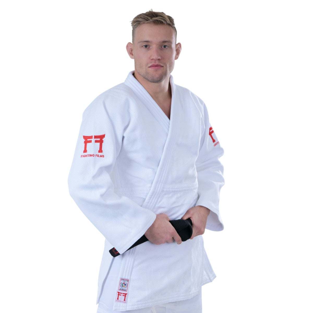 Kimono de Judo IJF Fighting Films Superstar 750 avec logo rouge et coupe cintrée pour compétitions et entraînements