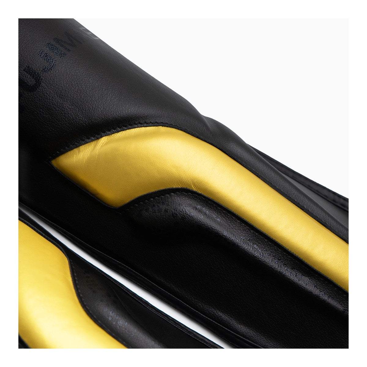 Protège tibias-pieds noir et or Fuji Mae Sparring 2.0, protection et confort pour Muay Thaï, MMA et self-défense