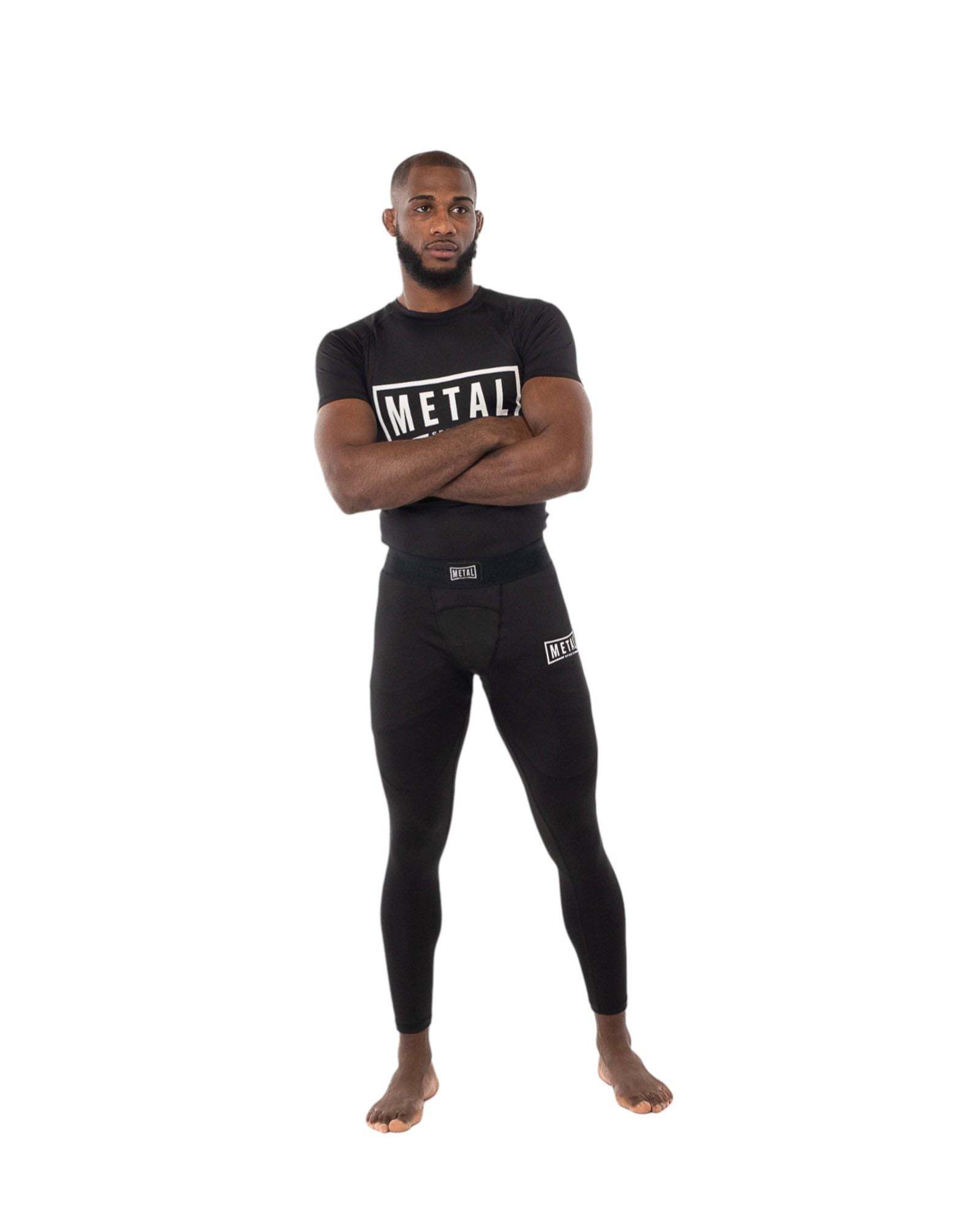 Homme portant Rashguard One Metal Boxe noir, tenue de sport ajustée pour MMA et entraînement combat