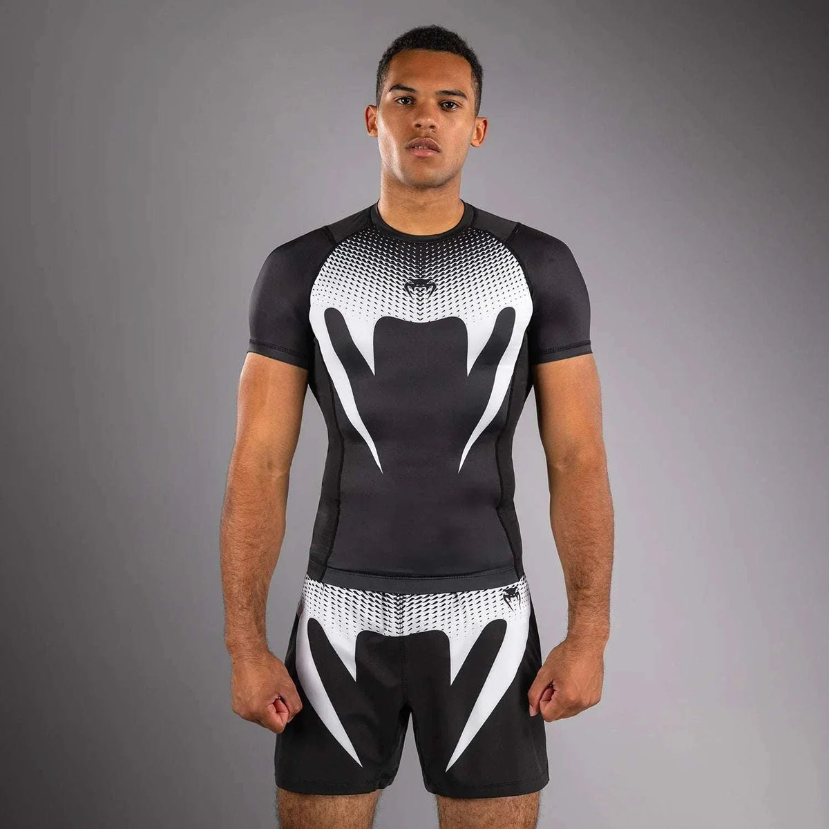 Rashguard Venum No Gi noir blanc manche courte compression pour MMA et JJB no-gi.