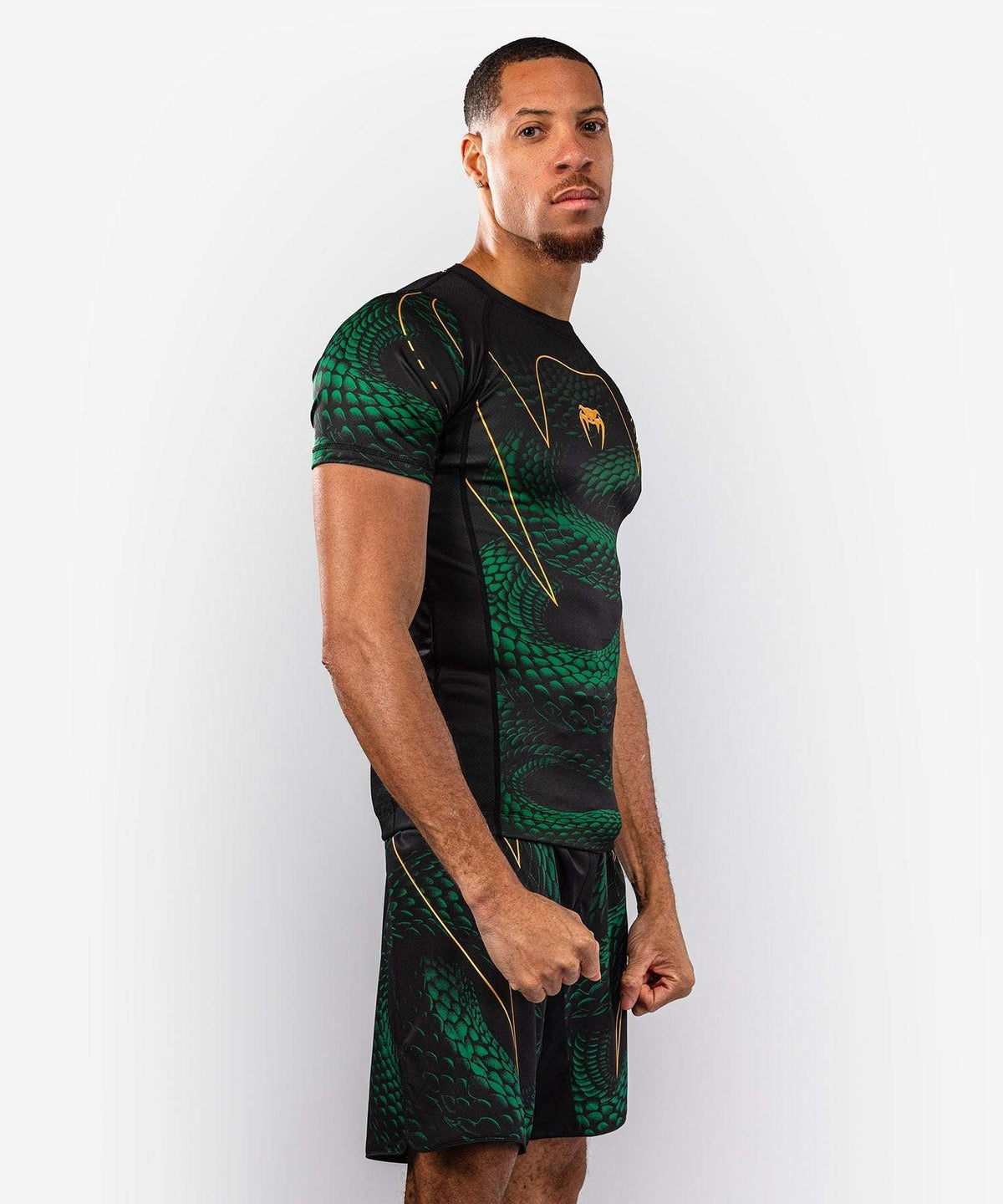 Rashguard manches courtes Venum Matupa noir vert or pour grappling et MMA, compression et protection optimale.