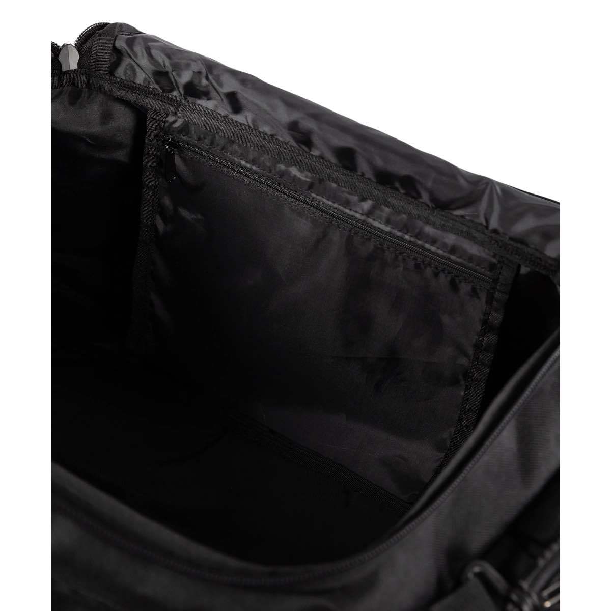 Sac de sport VENUM Essential noir avec bandoulière réglable et poches multiples, disponible en tailles S, M et L