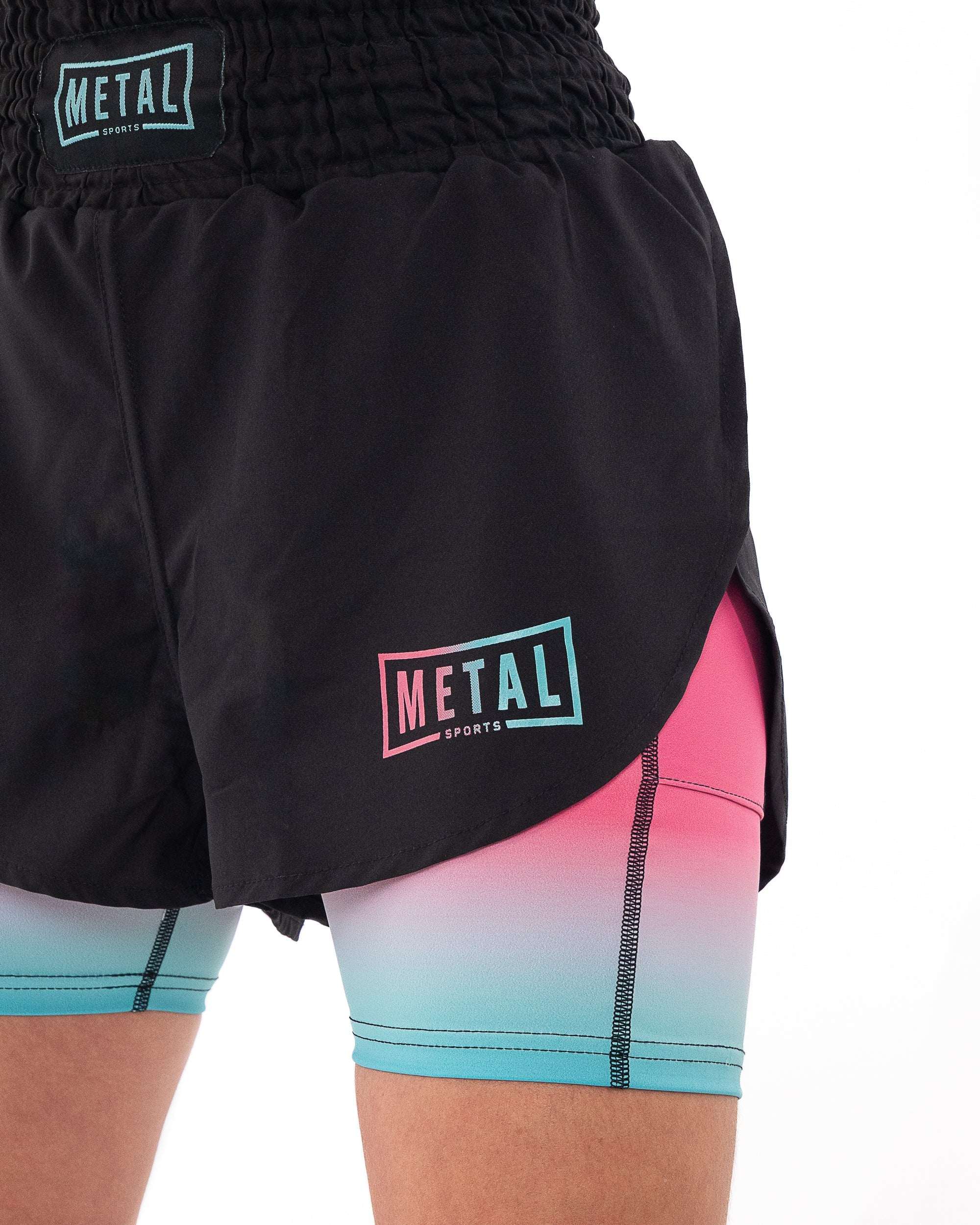 Short MMA femme 2 en 1 Metal Boxe noir et Miami Vibe, compression intégrée, léger et confortable pour entraînement et sport.