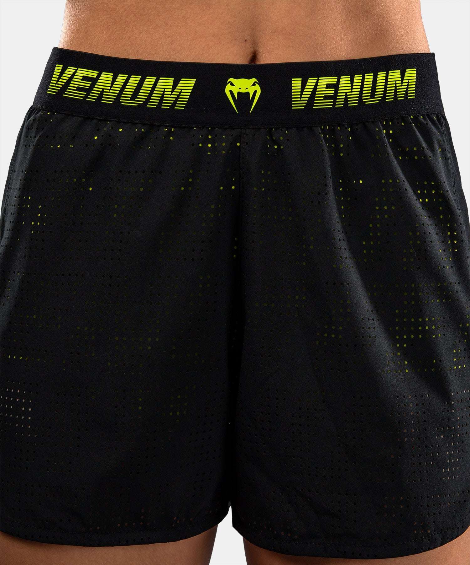 Short d’entraînement femme Venum Lazer noir jaune respirant et confortable pour fitness et training