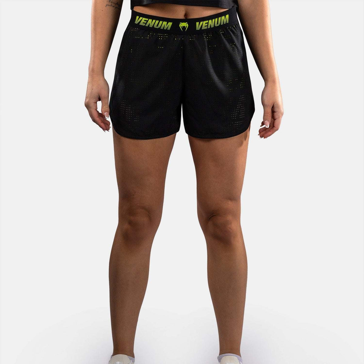 Short d’entraînement femme Venum Lazer noir et jaune, confortable et respirant pour fitness et training.