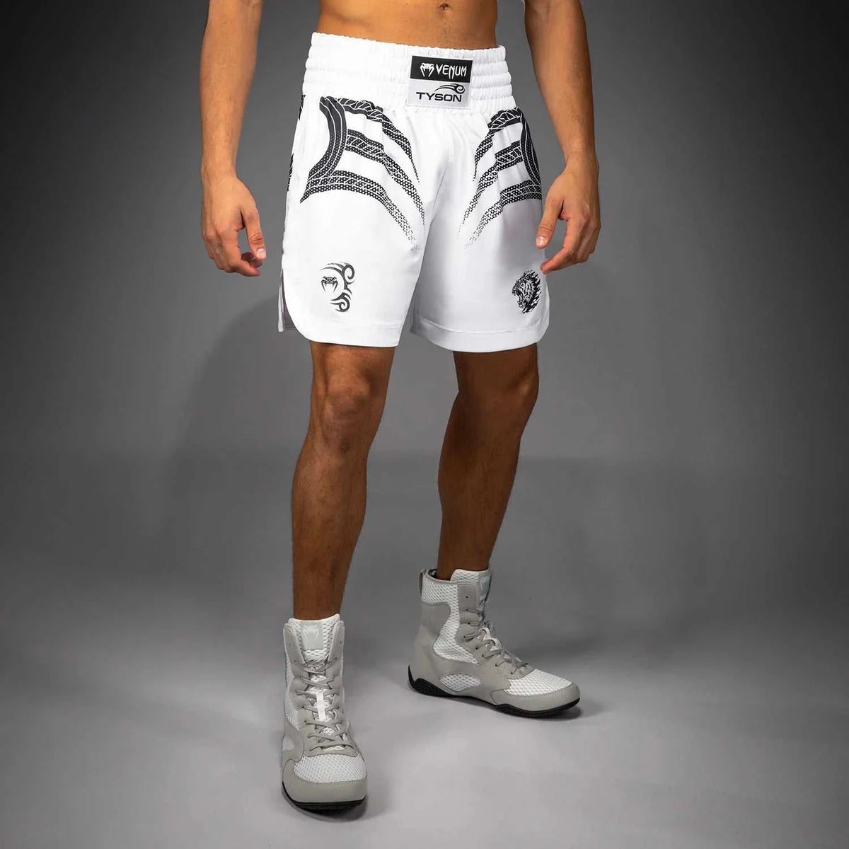 Short de boxe Venum x Mike Tyson en satin premium noir et rouge avec logo tigre brodé.