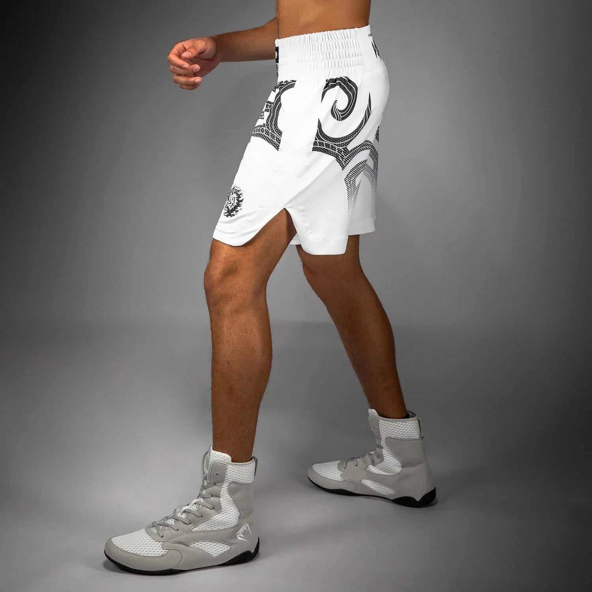 Short de boxe Venum x Mike Tyson en satin premium noir et rouge avec logo tigre brodé, design signature pour performance et confort.