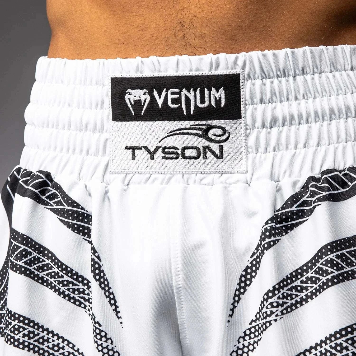 Short de Boxe Venum x Mike Tyson en satin premium avec design tigre, noir et rouge, performance et confort optimal.