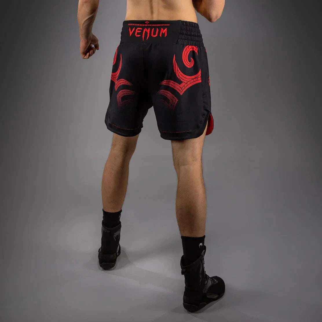 Short de Boxe Venum x Mike Tyson en satin premium noir et rouge avec logo tigre et ceinture élastiquée