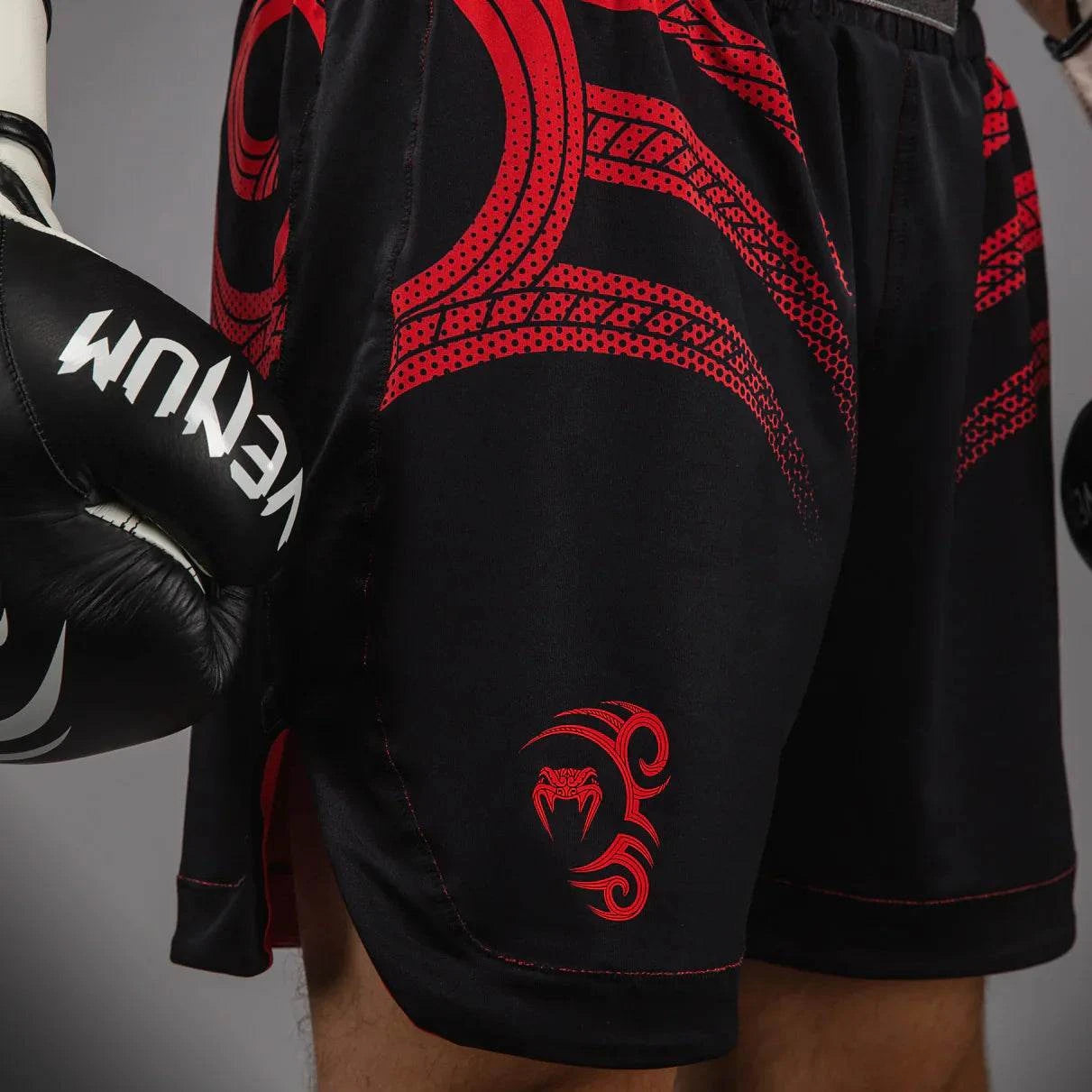 Short de Boxe Venum x Mike Tyson Tiger noir et rouge avec logo brodé en satin premium
