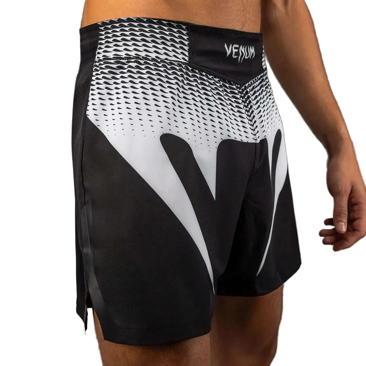 Short de Combat Venum noir/blanc léger et résistant pour Jiu-Jitsu et MMA