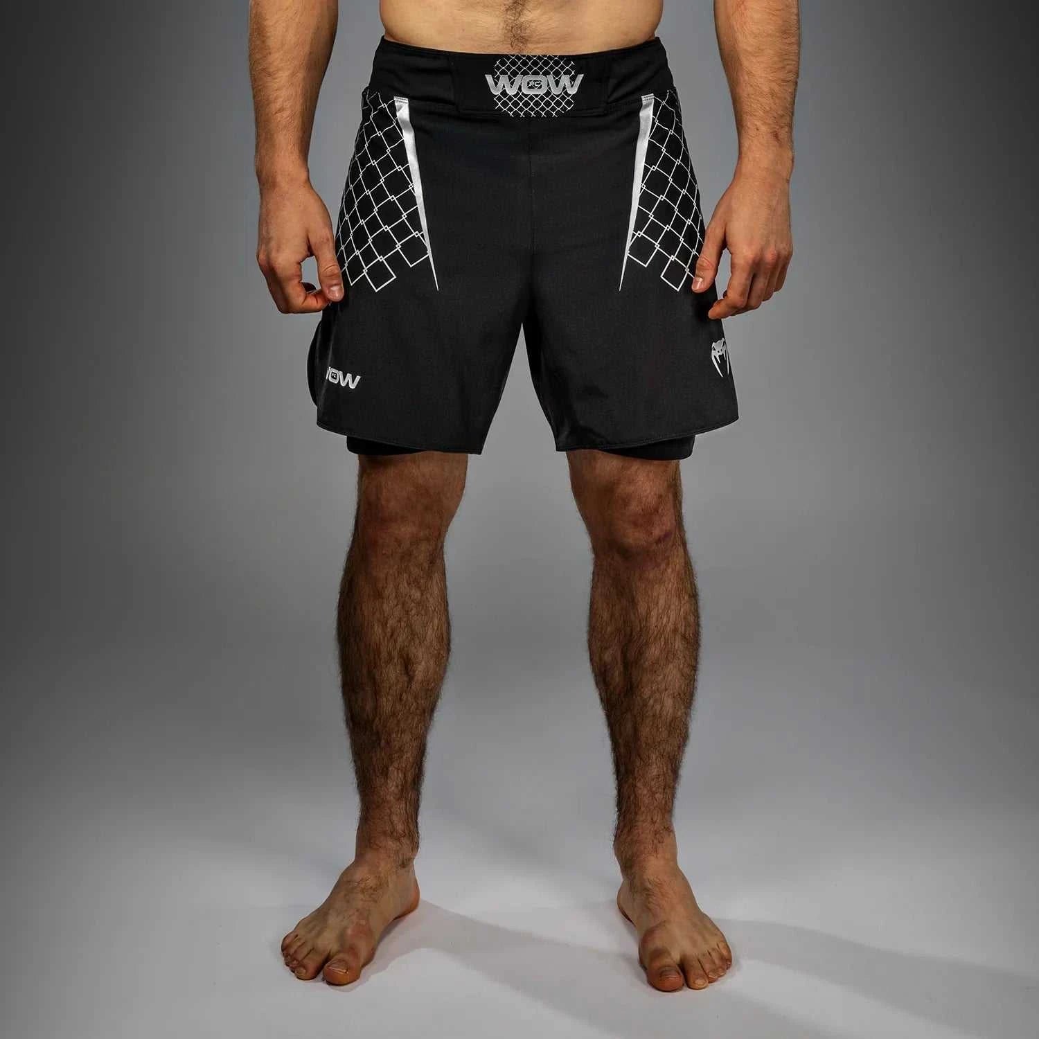 Short de Combat Venum noir et gris pour MMA avec short intérieur compressif et fentes latérales.