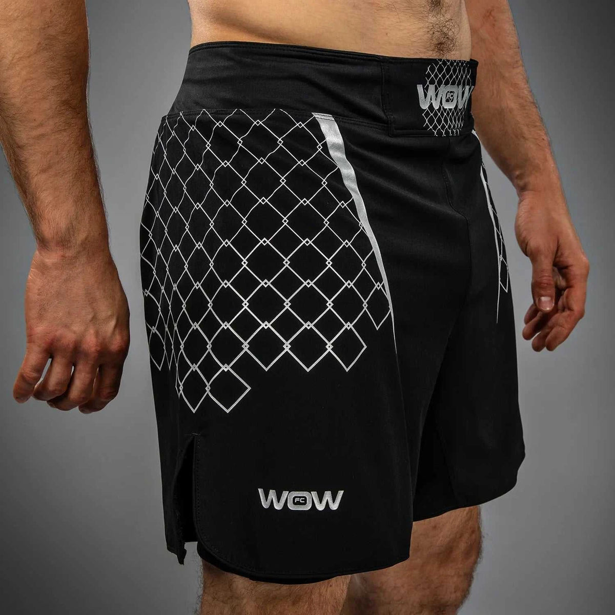 Short de Combat Venum noir et gris pour MMA, léger et résistant, avec short intérieur compressif intégré.