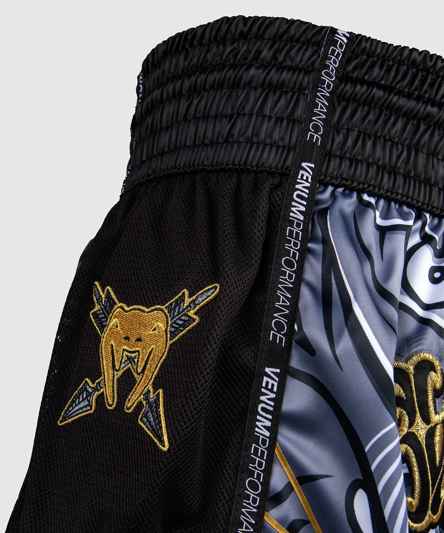 Short de Muay Thaï Venum Wolf Atak noir gris léger et performant