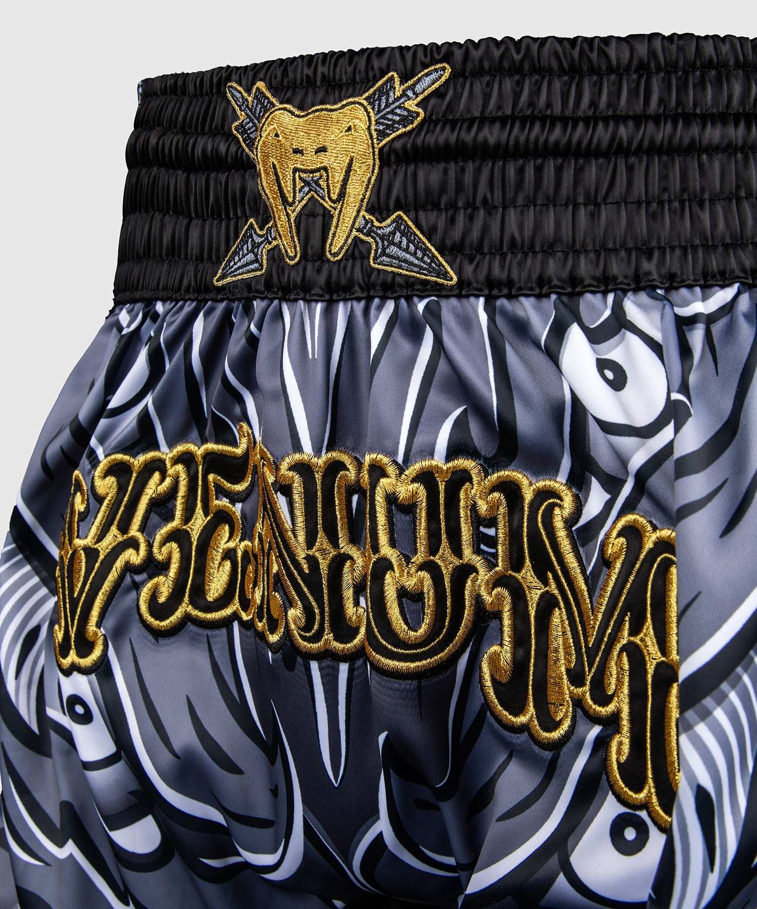 Short de Muay Thaï Venum Wolf Atak noir et gris, tissu léger, fentes latérales, ceinture traditionnelle