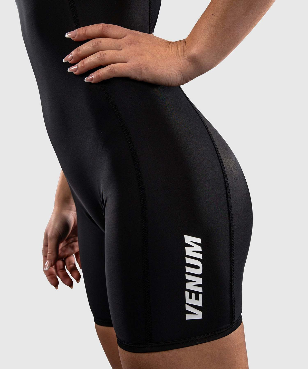 Tenue de lutte femme Venum noir moderne et confortable