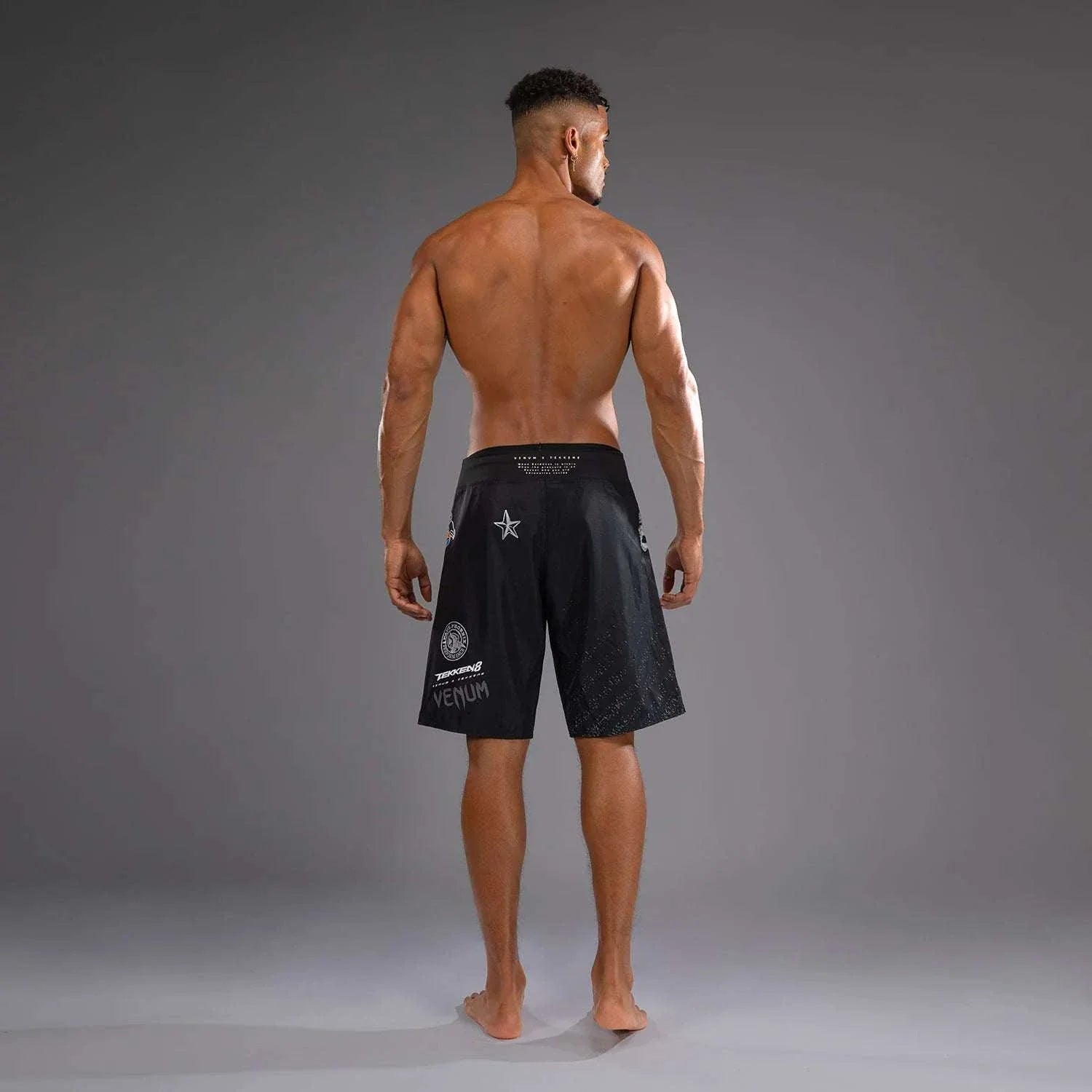 Short de combat Venum x Tekken 8 Paul Phoenix noir avec patch drapeau américain et crâne, conçu pour MMA et sports de combat