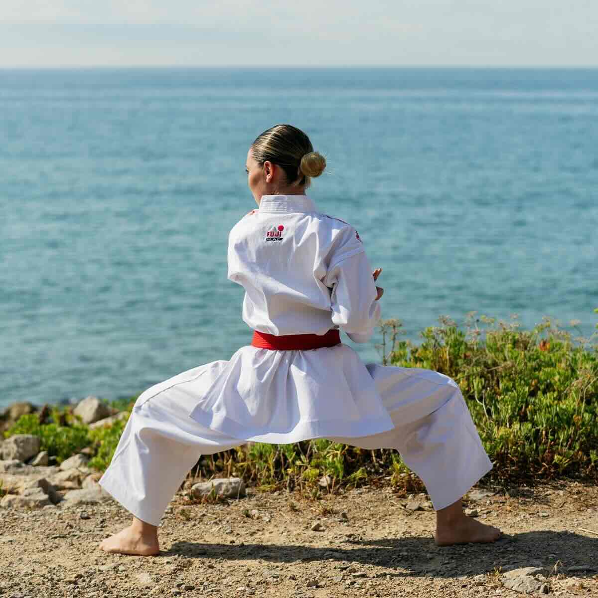Veste Karaté FUJIMAE homologuée WKF pour compétition kata avec broderie, tissu coton brossé, style trad japonais Budōkan.