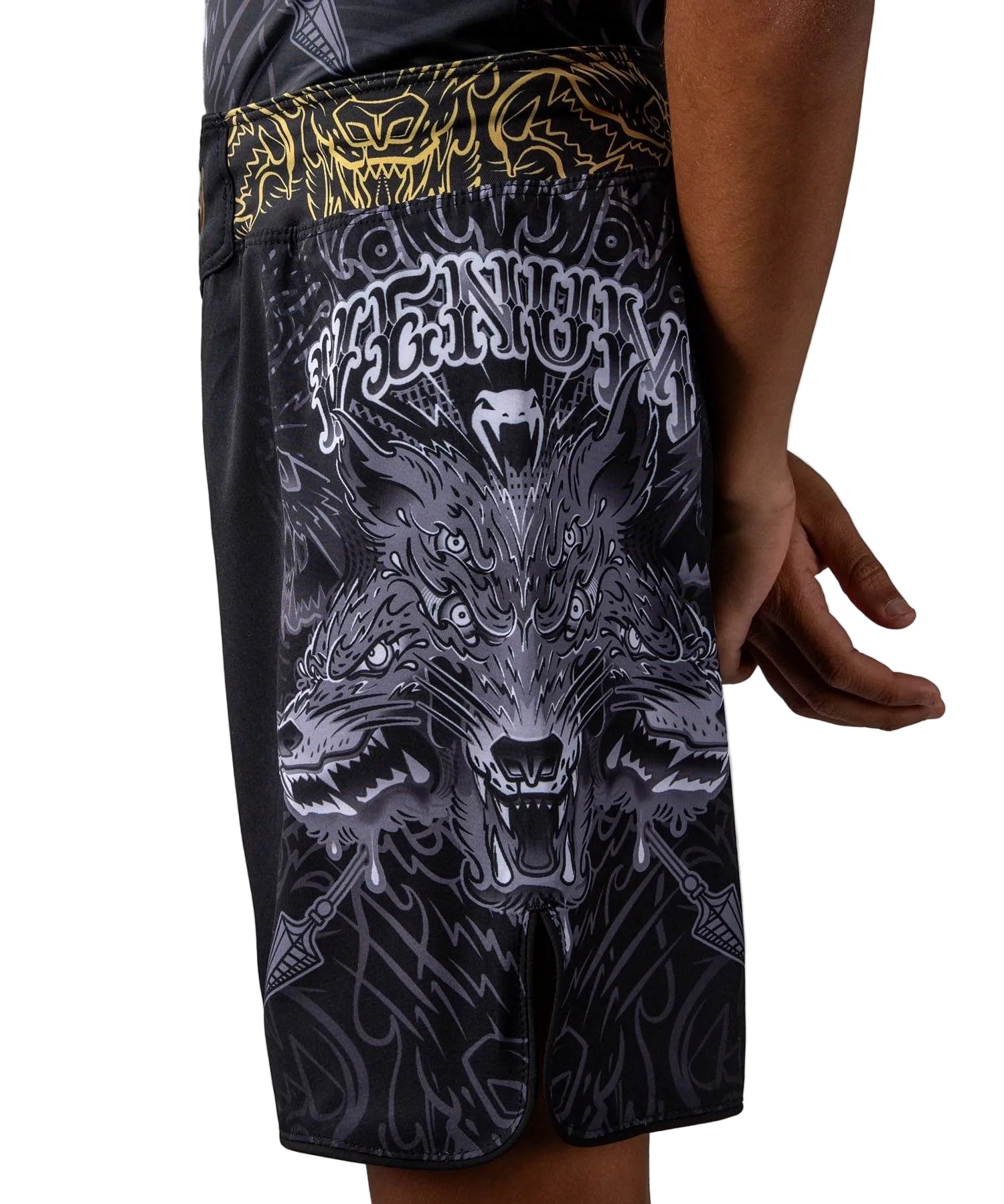Logo Venum sérigraphié sur le fightshort enfant Wolf Atak