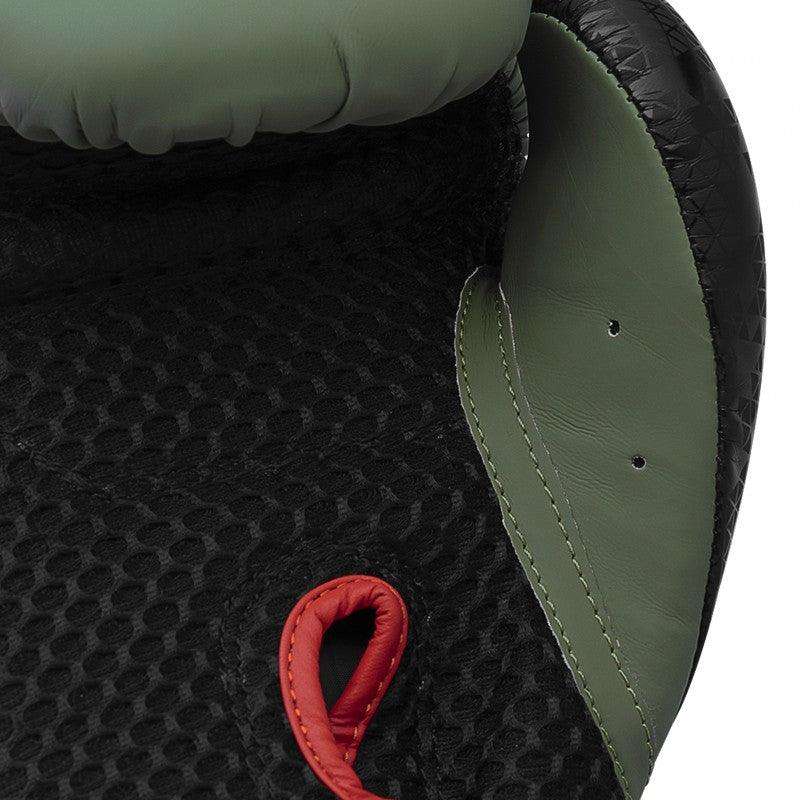 Gants de Boxe Combat 50 adidas en polyuréthane avec doublure douce et ventilation mesh, coloris kaki/noir, fermeture velcro sécurisée.