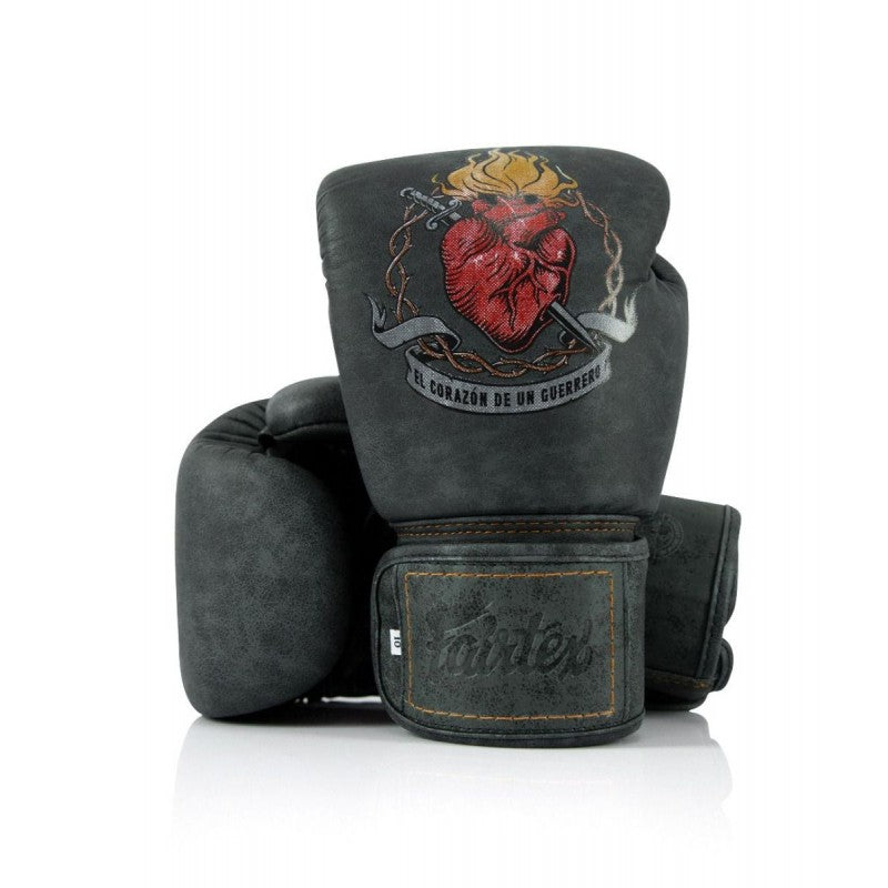 Gants de boxe Fairtex édition limitée Heart of Warrior en cuir noir vintage avec sérigraphie cœur sacré