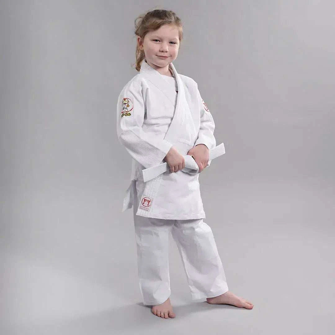 Kimono de judo enfant Hajime Fighting Films avec ceinture blanche sur tatami