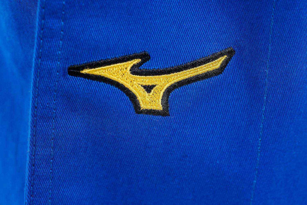 Close-up of yellow Mizuno logo embroidered on blue Kimono Judo Mizuno fabric
