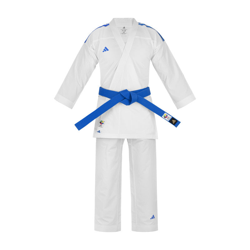 Kit karategi adidas SENKO WKF avec deux vestes rouges et bleues brodées et pantalon blanc en polyester recyclé