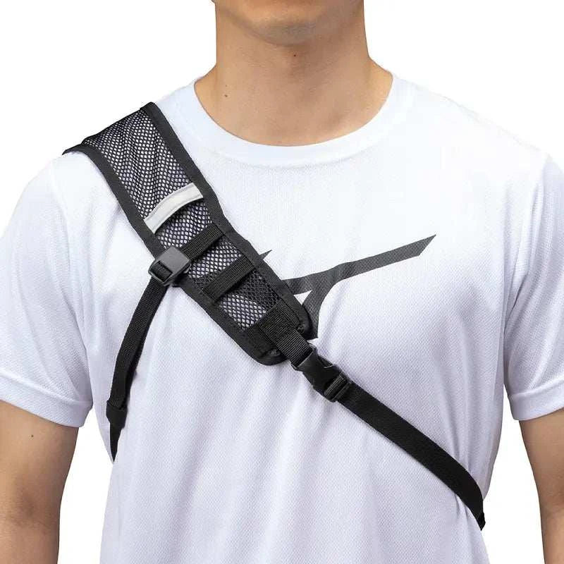 Sac bandoulière Mizuno Night Run porté en travers pour courir
