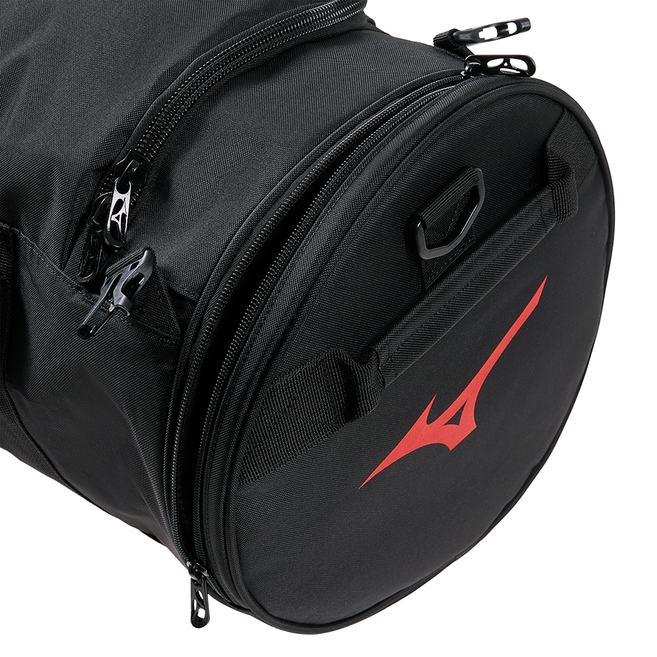 Sac de sport Mizuno Karate Multiway noir et rouge convertible en sac à dos avec grande capacité et poches zippées.