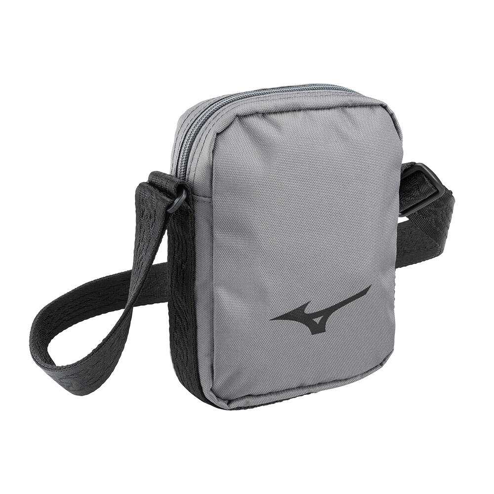 Sacoche bandoulière MIZUNO WASO grise en polyester résistant à l'eau avec fermeture zippée et sangle réglable.