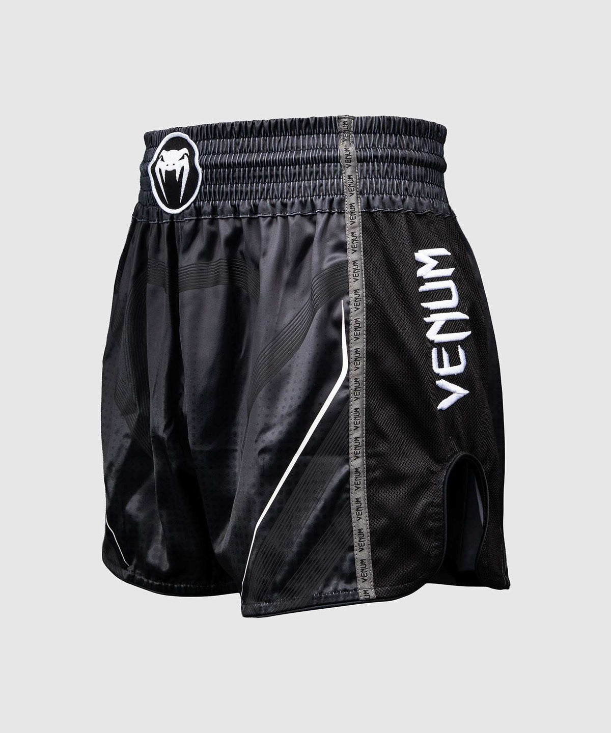 Short de Muay Thaï Venum Stealth noir et blanc avec panneaux mesh pour entraînement et compétition