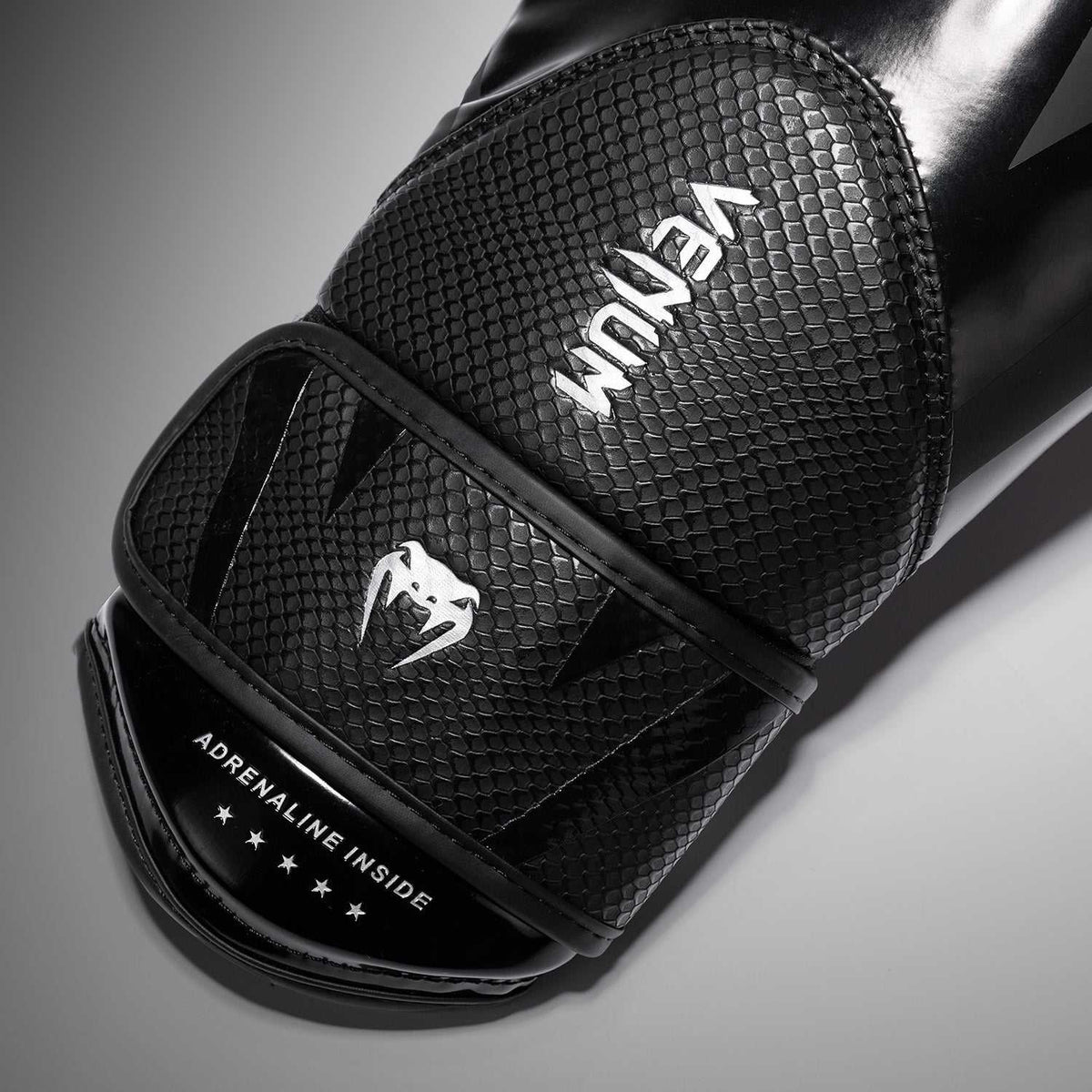 Gants de boxe Venum Challenger 4.0 Scales noirs à texture effet écailles pour boxe et Muay Thaï