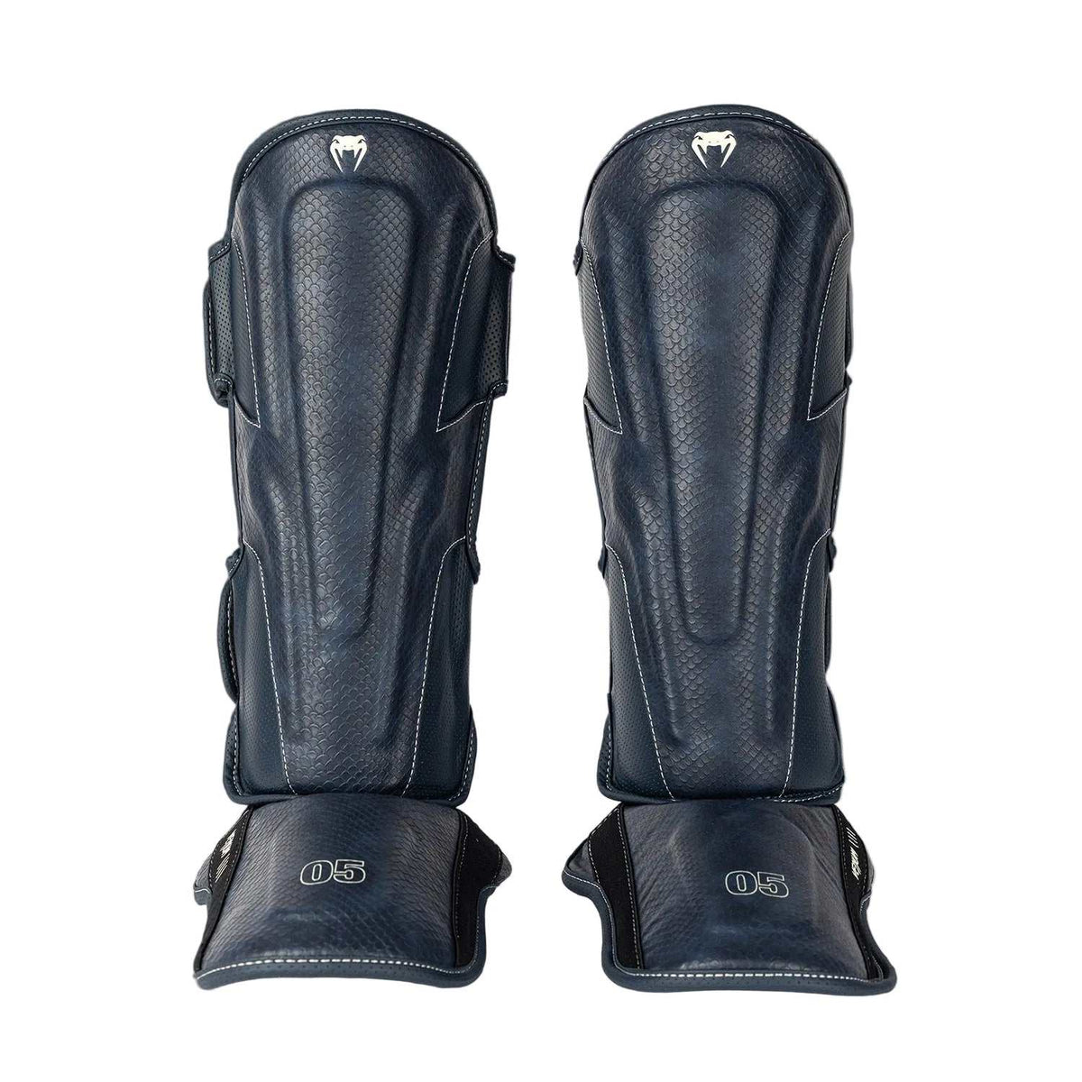 Protège-tibias Venum Impact Evo Scales bleu minuit pour boxe thaï et MMA avec renforts et maintien sécurisé