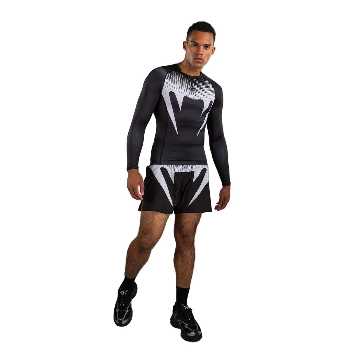 Rashguard JJB manches longues Venum No Gi noir et blanc homologué IBJJF pour jiu-jitsu et MMA