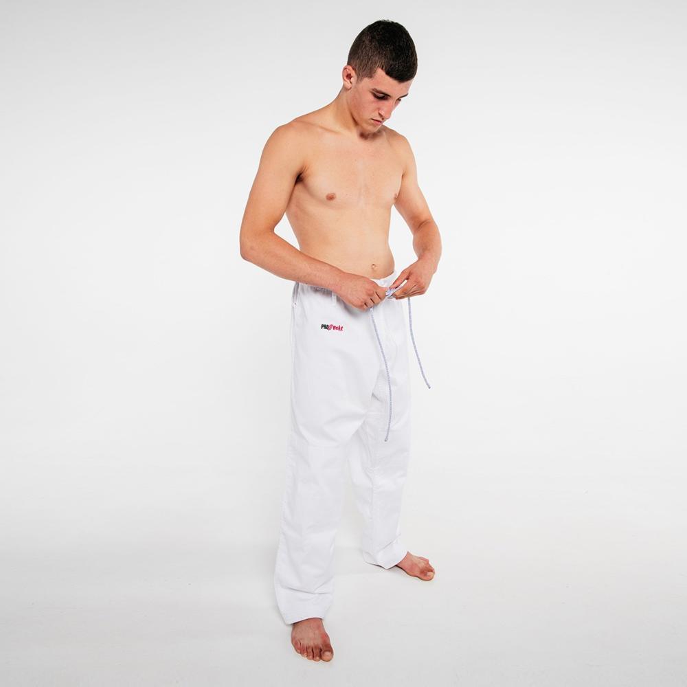 Man wearing white FUJIMAE ProWear Pantalon de Judo competition pants adjusting waistband