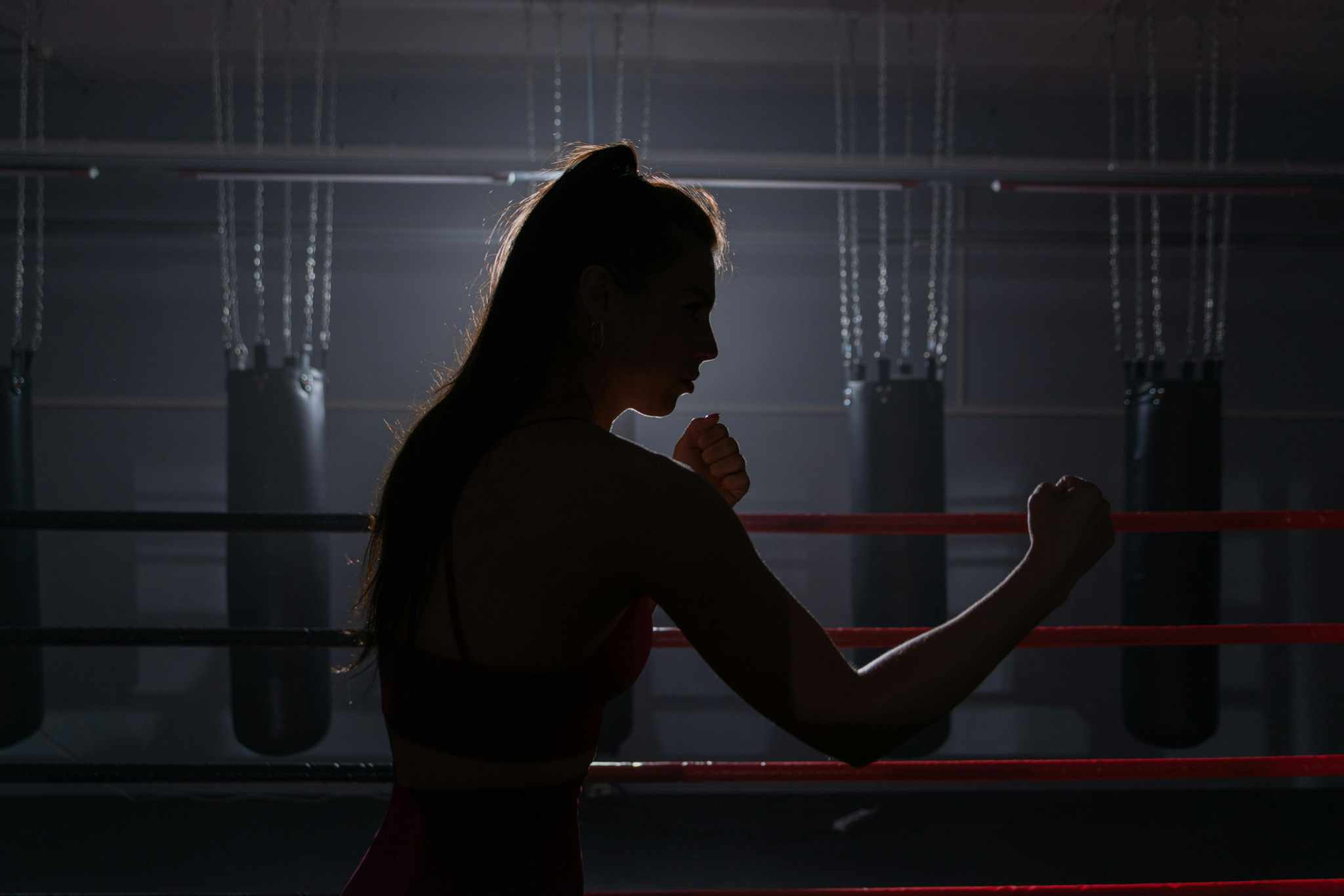 Femme pratiquant la boxe, guide pour bien débuter et s'équiper au féminin