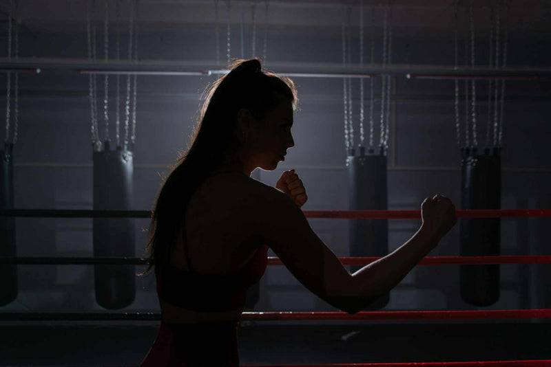 Femme pratiquant la boxe, guide pour bien débuter et s'équiper au féminin